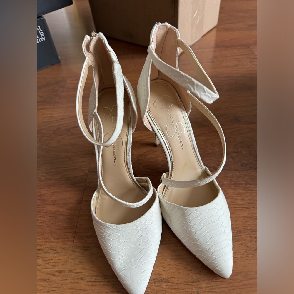 Jessica Simpson in size 7